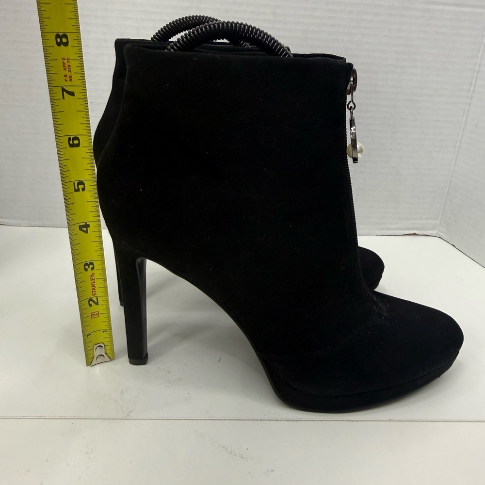 Nine West Women's Black
Suede Ankle Boots with Pearl
Zipper Pull size 8 - Picture 7 of 9